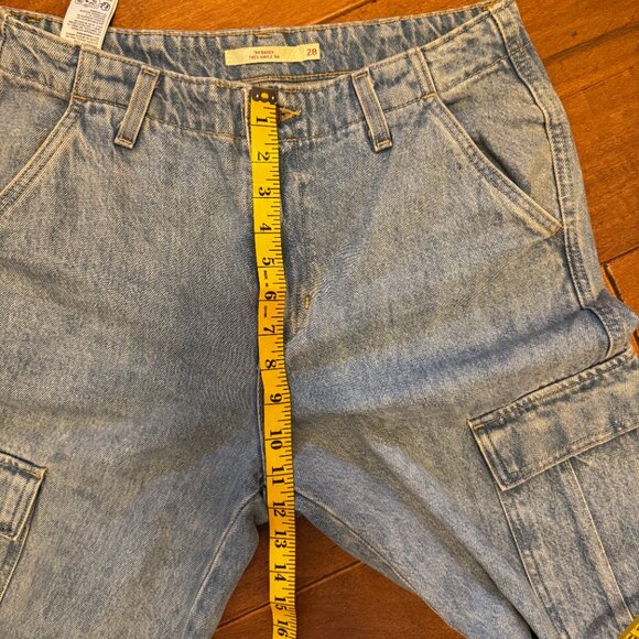 EUC Levi’s '94 Baggy Cargo Jeans – Size 28 - Picture 9 of 11